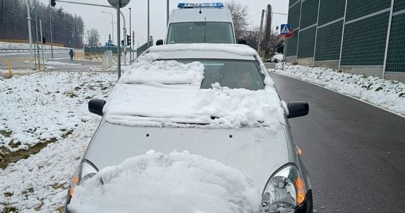 Student tak spieszył się na egzamin, że nie zdążył odśnieżyć samochodu /Policja