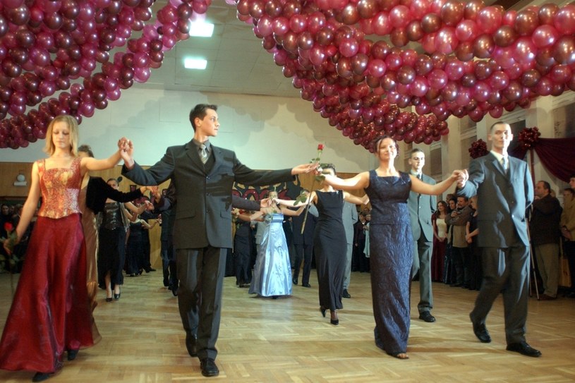 Studniówka w X LO w Szczecinie, 2003 r. / 	Marcin Bielecki    /Agencja FORUM