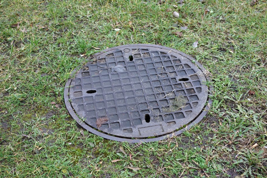 Mieszkaniec stracił cierpliwość. Przyniósł do urzędu gminy wiadro z fekaliami