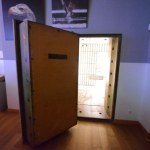 Stuletni sejf otwiera drzwi. Zobacz, co kryje!