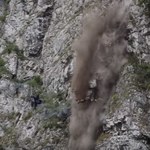 Stutonowy blok skalny runął na drogę na Słowacji.  Uchwyciła to kamera 