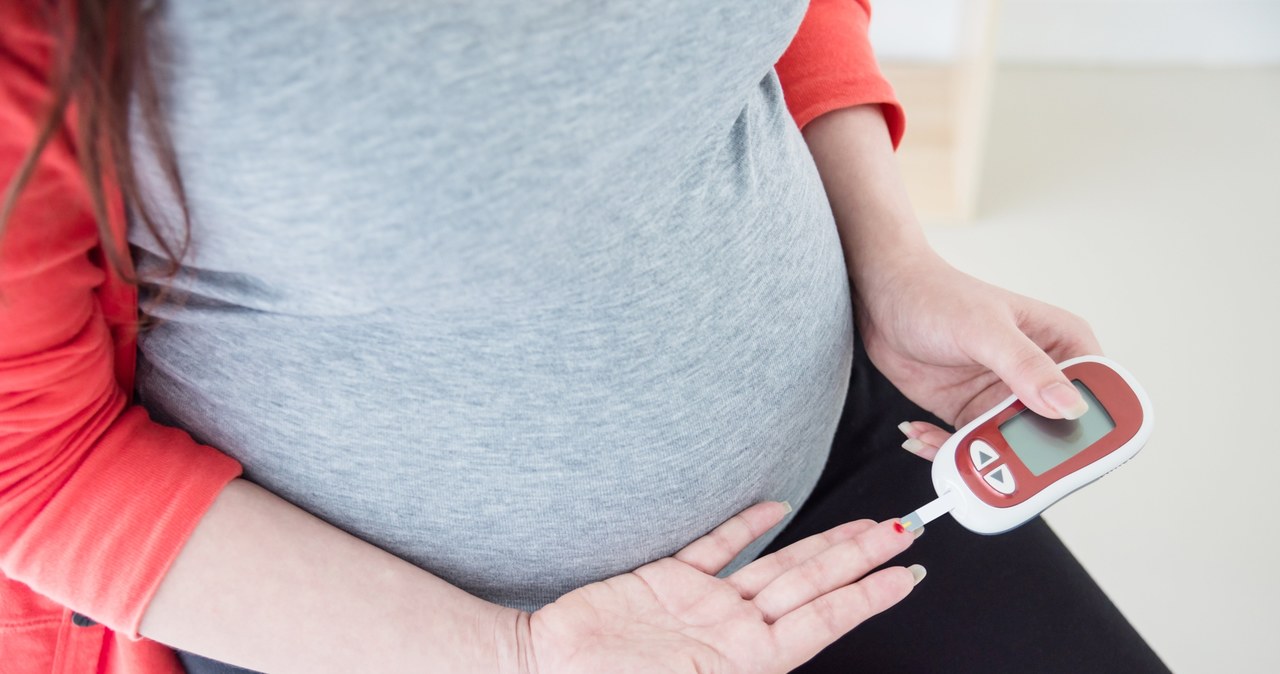 Stwierdzenie glikemii powyżej normy we wcześniejszych tygodniach ciąży może wskazywać na cukrzycę typu 2 nierozpoznaną przed ciążą lub cukrzycę typu 1, która rozwija się podczas ciąży /123RF/PICSEL