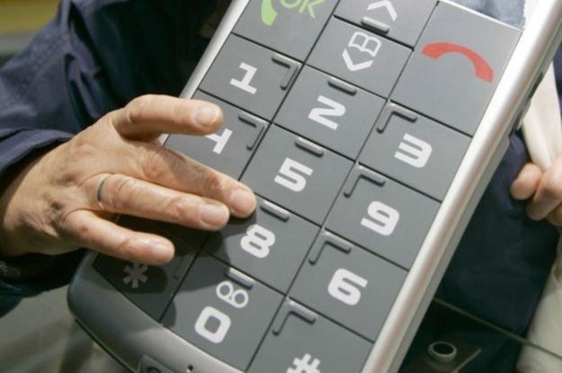 Stworzenie telefonu dla seniora ogranicza się jedynie do zaprojektowania dużych i wyraźnych klawiszy /AFP
