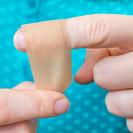 Stworzono innowacyjny bandaż zmieniający kolor w obecności bakterii