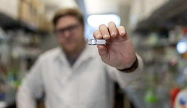 Stworzyli "żywą aptekę". Ten implant podaje trzy leki jednocześnie