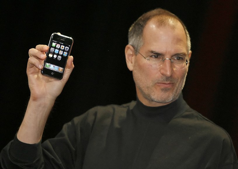 Styczeń 2007 rok - historyczna prezentacja iPhone'a. Smartfon Apple trafił do sprzedaży w czerwcu tego roku, stając się światowym fenomenem /AFP