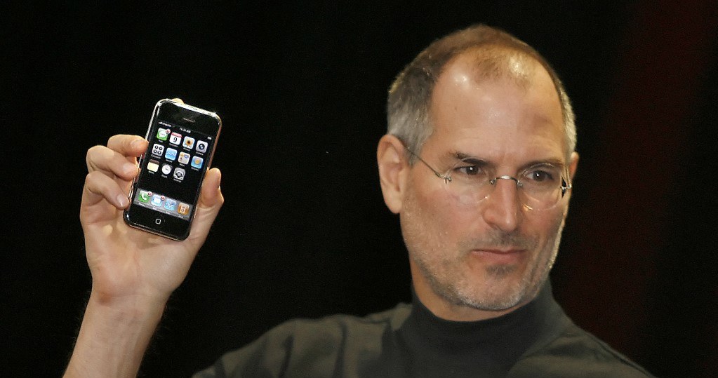 Styczeń 2007 rok - historyczna prezentacja iPhone'a. Smartfon Apple trafił do sprzedaży w czerwcu tego roku, stając się światowym fenomenem /AFP