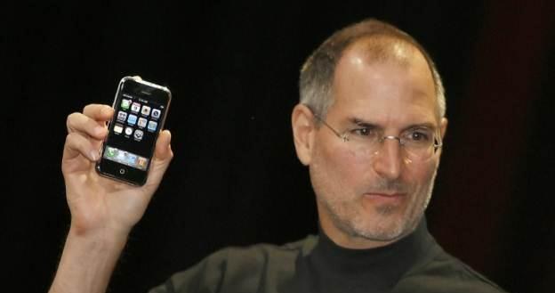 Styczeń 2007, Steve Jobs po raz pierwszy prezentuje iPhone'a. Nie wszyscy są zachwyceni /AFP