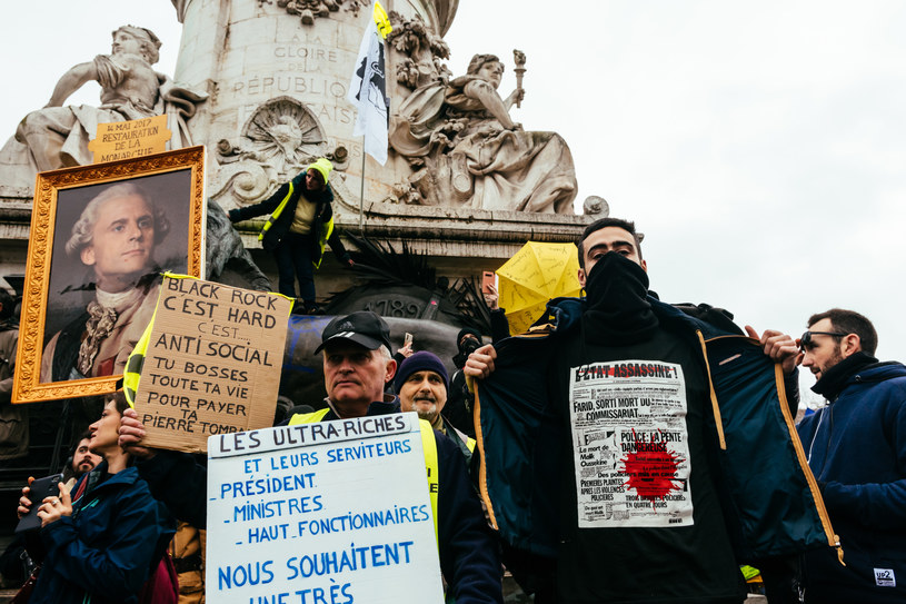Styczeń 2020 r. Protest przeciwko reformie emerytalnej na Placu Republiki w Paryżu. Emmanuel Macron przedstawiony jest jako król - w domyśle prezydent bogatych i elit" /KARINE PIERRE / Hans Lucas /AFP