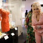 Styl Dolly Parton wyprzedzał trendy. Tak wyglądała w najbardziej kultowych stylizacjach