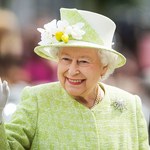 Styl Elżbiety II. Dlaczego królowa nosiła kolorowe kreacje i broszki?