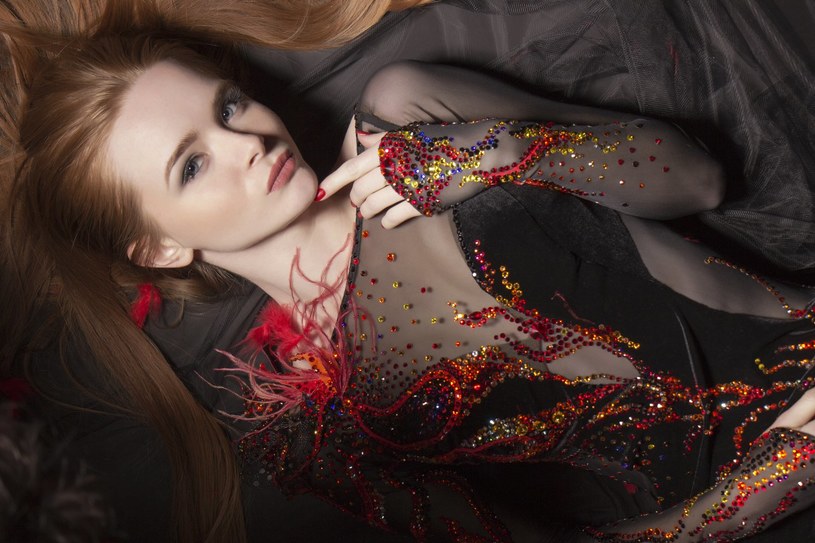 Styl glamour nigdy nie traci na wartości /Adobe Stock