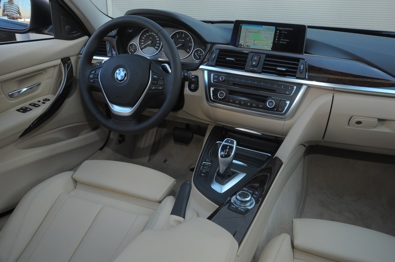 Styl typowy dla BMW, ale... Ekran nawigacji wygląda jakby został dołączony do projektu w ostatniej chwili. /Motor