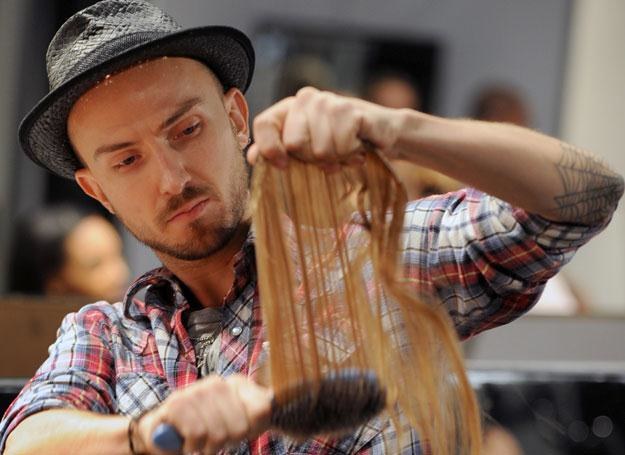 Stylista przygotowuje treskę przed pokazem mody /AFP
