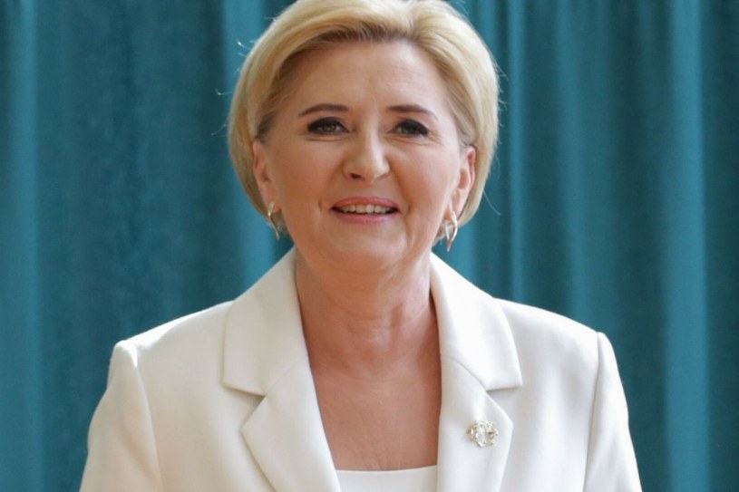 Stylista zdradził sekret Agaty Dudy. Tak sprytnie maskuje brzuszek i boczki