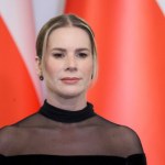 Stylizacja, która bez trudu mogłaby pojawić się na czerwonych dywanach. Tak stylistka ocenia kreację Marty Nawrockiej 