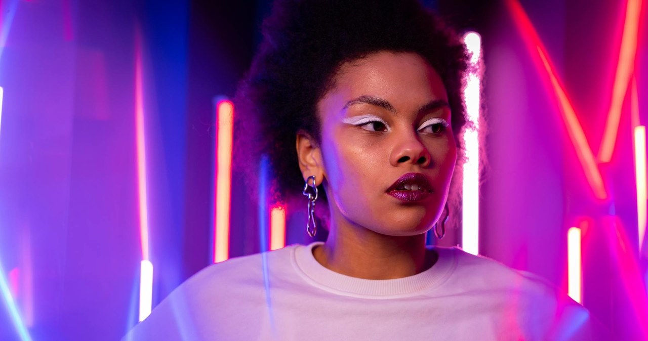 Stylizacja w stylu disco z lat 70. XX wieku /Mikhail Nilov /Pexels.com