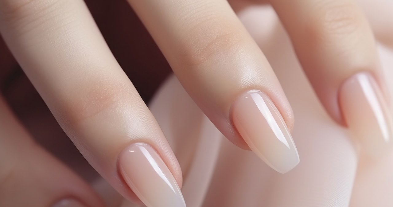 Stylizacja w typie naked nails /Pixel