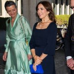 Stylizacje królowej Marii. Jej nogi przyciągają wzrok