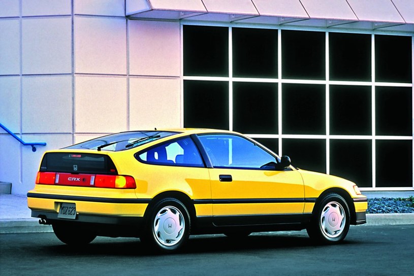 Stylizacyjny pierwowzór: Honda CRX korzystała z platformy ówczesnego Civica. Model zadebiutował w 1983 r., w 1987 r. pojawiła się druga generacja auta (na zdjęciu), której topowa odmiana miała silnik o mocy 150 KM. /Honda