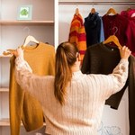 Stylowo, ciepło i taniej: sprawdź, jak przygotować szafę na wrzesień