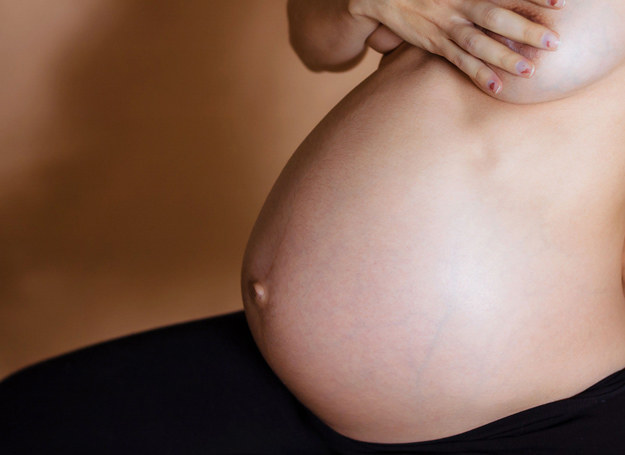 Stymulacja piersi może wywołać przedwczesny poród. /123RF/PICSEL