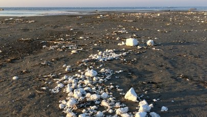 Styropian na plaży. Wiadomo, skąd się tam wziął