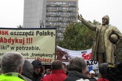 Styropianowy pomnik Tuska stanął przed Sejmem