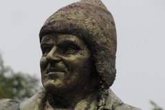 Styropianowy pomnik Tuska stanął przed Sejmem