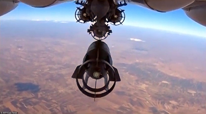 Su-24M zrzuca bombę nad Syrią /East News