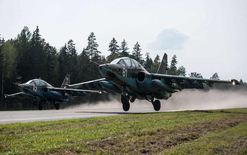Su-25 na białoruskiej drodze /AFP