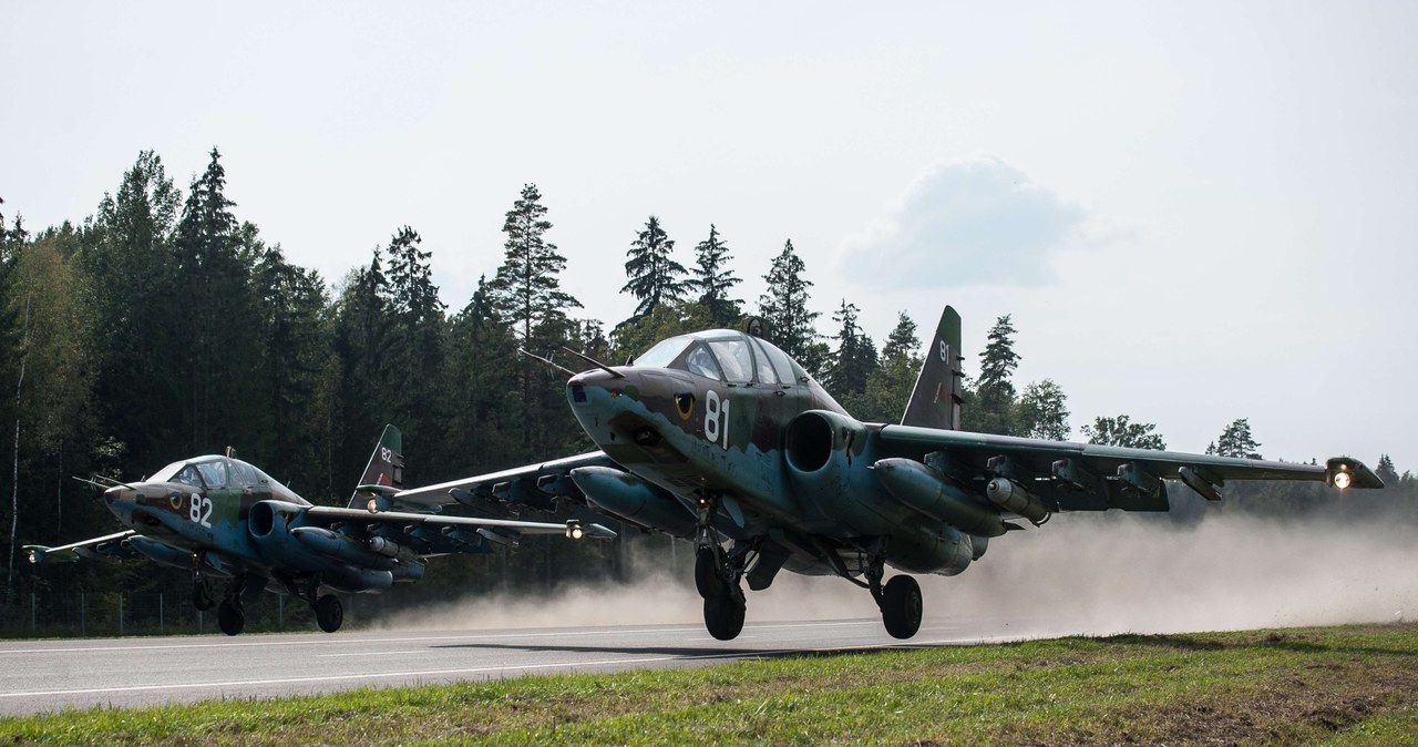 Su-25 na białoruskiej drodze /AFP