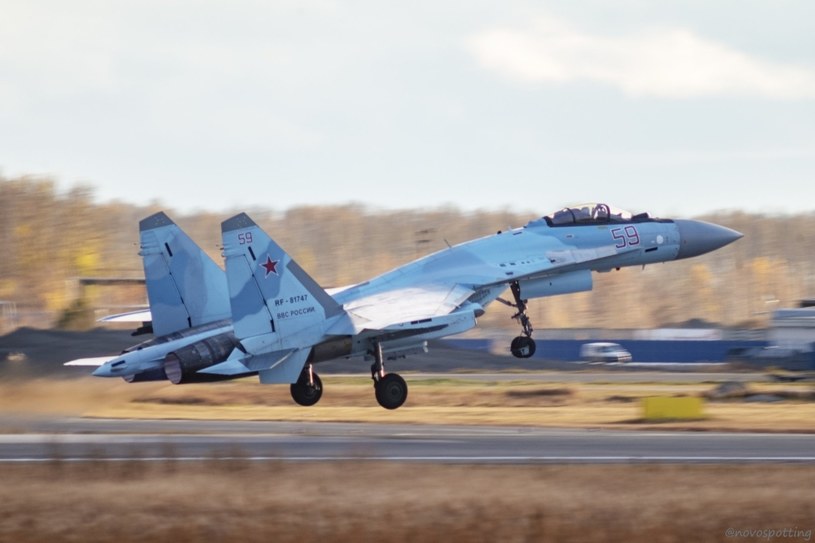 Su-35S to rosyjski odpowiednik amerykańskiego F-22. Mimo, że może prowadzić wsparcie atakiem naziemnym, ma służyć głównie do szybkiego zdobywania przewagi powietrznej, niszcząc wrogie samoloty /@Missilito /Twitter