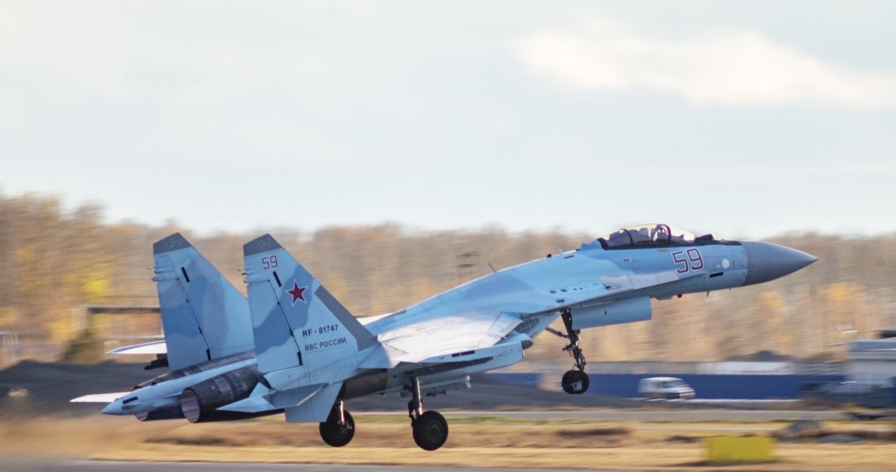 Su-35S to rosyjski odpowiednik amerykańskiego F-22. Mimo, że może prowadzić wsparcie atakiem naziemnym, ma służyć głównie do szybkiego zdobywania przewagi powietrznej, niszcząc wrogie samoloty /@Missilito /Twitter