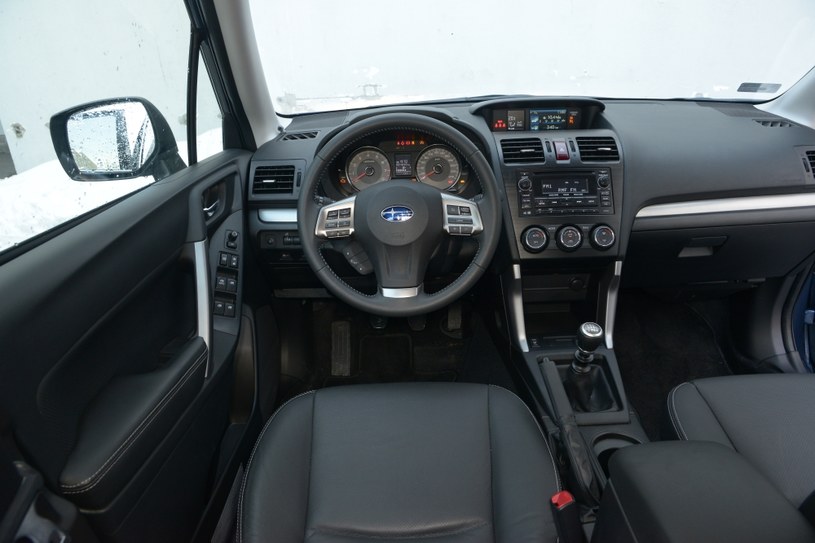 Subaru Forester 2.0i Platinum: deska rozdzielcza Forestera jest praktycznie identyczna jak w modelu XV. Proste kształty to kwestia gustu. Ważniejsze, że ergonomia jest dobra, a wykonanie – porządne. /Motor