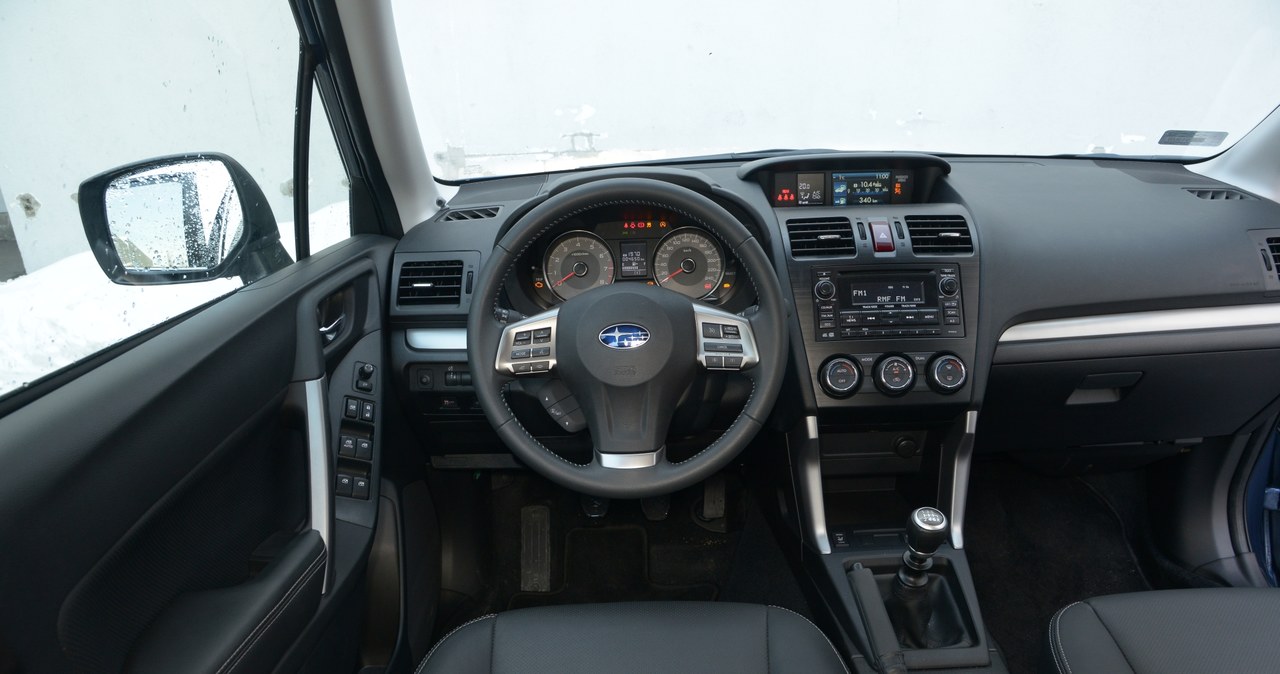 Subaru Forester 2.0i Platinum: deska rozdzielcza Forestera jest praktycznie identyczna jak w modelu XV. Proste kształty to kwestia gustu. Ważniejsze, że ergonomia jest dobra, a wykonanie – porządne. /Motor
