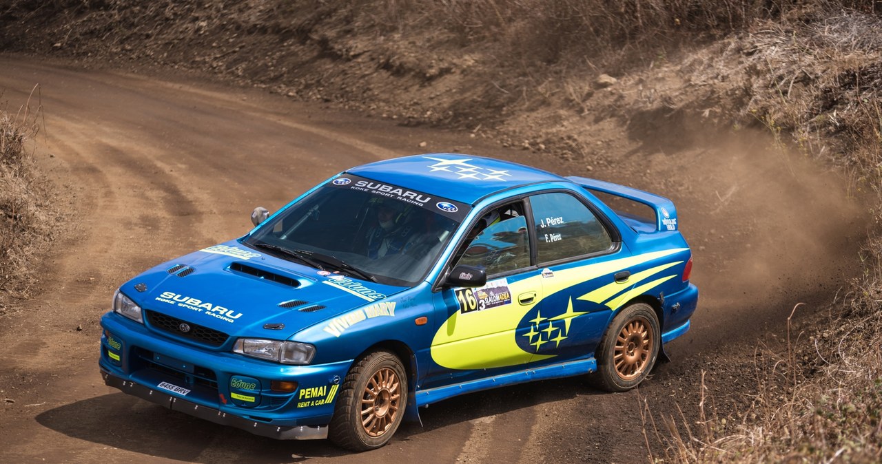 Subaru Impreza STI w trakcie rajdu /123RF/PICSEL