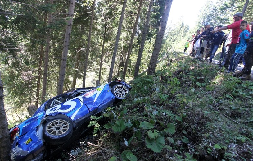 Subaru impreza WRC polskiej załogi wypadło z zakrętu, zsunęło się ze skarpy i zatrzymało na drzewach /Grzegorz Momot /PAP