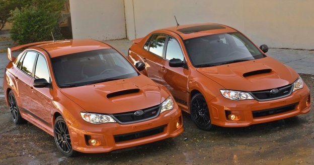 Subaru Impreza WRX STI (z lewej) oraz WRX (z prawej). /Subaru