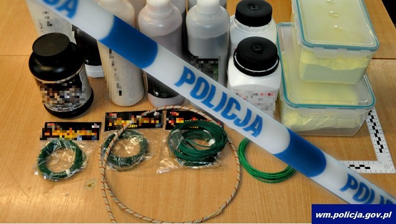 Substancje znalezione w domu 29-latka /Policja