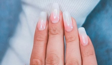 Subtelne blush nails. Zmysłowy manicure inspirowany rumieńcem policzków
