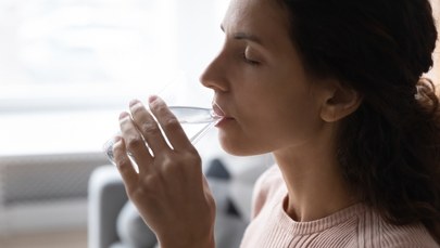 Suchość w ustach. Skąd się bierze i jak leczyć