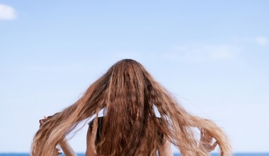 Suchy szampon to szybkie odświeżenie czy zagrożenie dla skóry głowy? Dowiedz się, jak używać go bezpiecznie