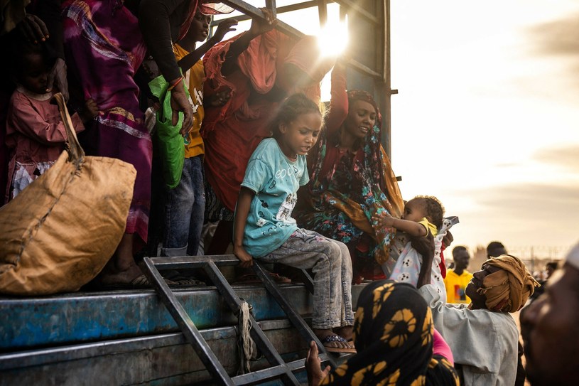 Sudańczycy uciekający przed wojną. /LUIS TATO/AFP/East News /East News