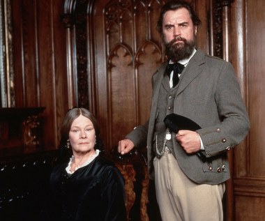 Sukces "GoldenEye" i sława, jaka się z tym wiązała, spowodowały, że Dench wreszcie częściej zaczęła być obsadzana w filmach kinowych. Zwłaszcza twórcy produkcji kostiumowych starali się wykorzystać jej wieloletni sceniczny dorobek i doświadczenie. W 1997 roku aktorka wcieliła się w pogrążoną w żałobie po śmierci męża królową Wiktorię w obrazie "Jej wysokość Pani Brown" Johna Maddena. Za swoją kreację otrzymała po raz pierwszy w karierze: Złotego Globa i nominację do Oscara.