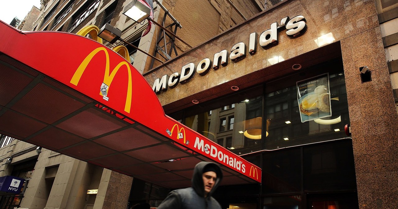 Sukces pracowników - McDonald's podnosi płace! /AFP