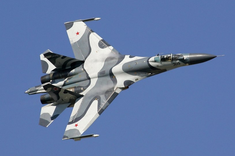 Sukhoi Su-27 jest uzbrojony w działo 30-mm oraz standardowy zestaw rosyjskich pocisków powietrze-powietrze m.in. R-60 /Wikipedia