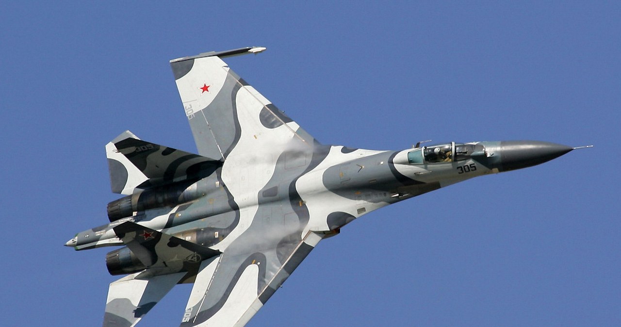 Sukhoi Su-27 jest uzbrojony w działo 30-mm oraz standardowy zestaw rosyjskich pocisków powietrze-powietrze m.in. R-60 /Wikipedia