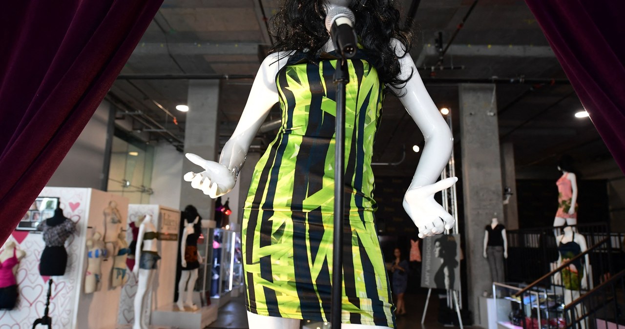 Sukienka Amy Winehouse została sprzedana na aukcji za ponad 240 tys. dolarów /AFP