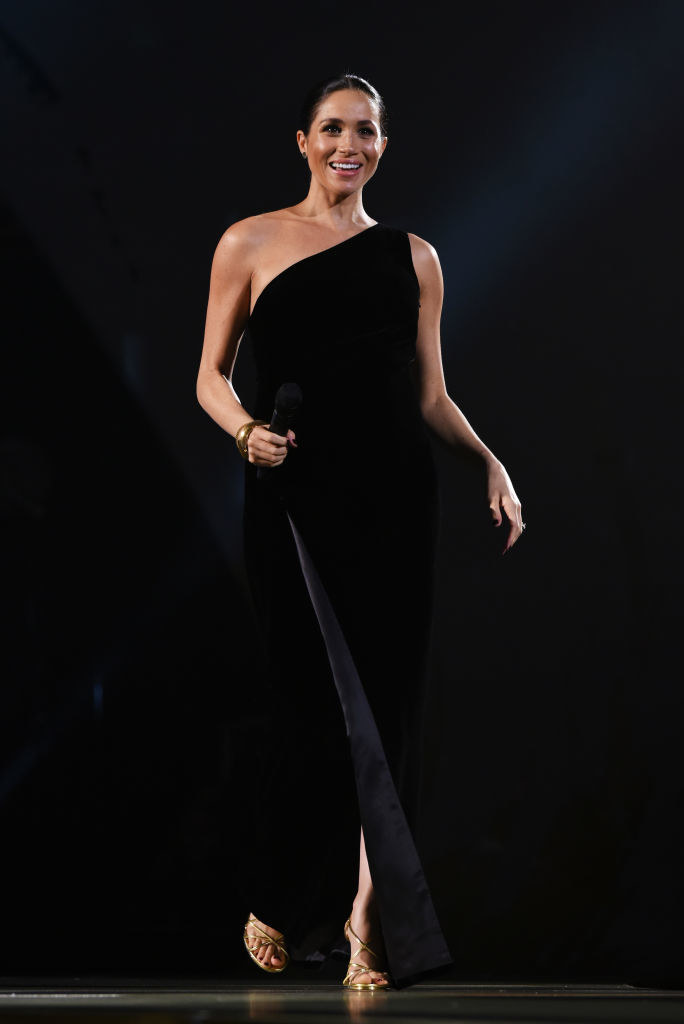 Sukienka Meghan Markle w czarnym kolorze przywodzi na myśl kreację księżnej Diany / Joe Maher/BFC / Contributor /Getty Images